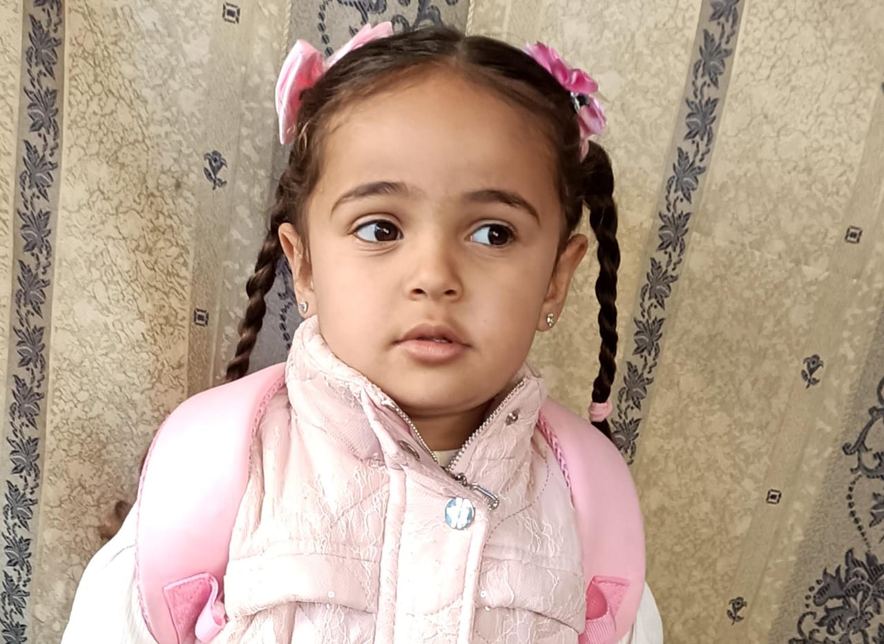 امل طفلة يتيمة تحلم ان تصبح معلمة