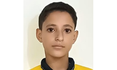 عبد الرحمن طفل يتيم يحب التعلم