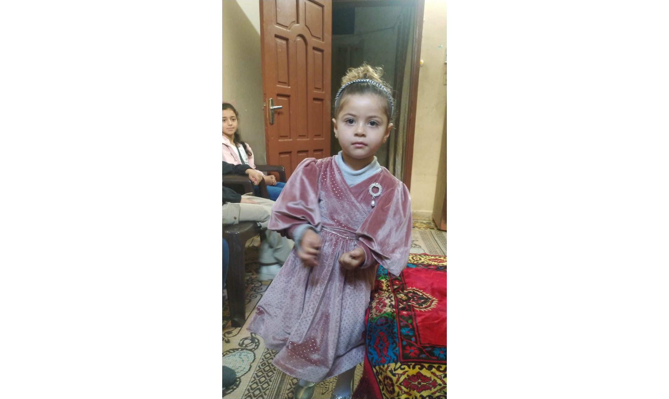 نايا طفلة بريئة يتيمة من غزة